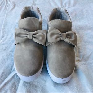 Bow sneakers